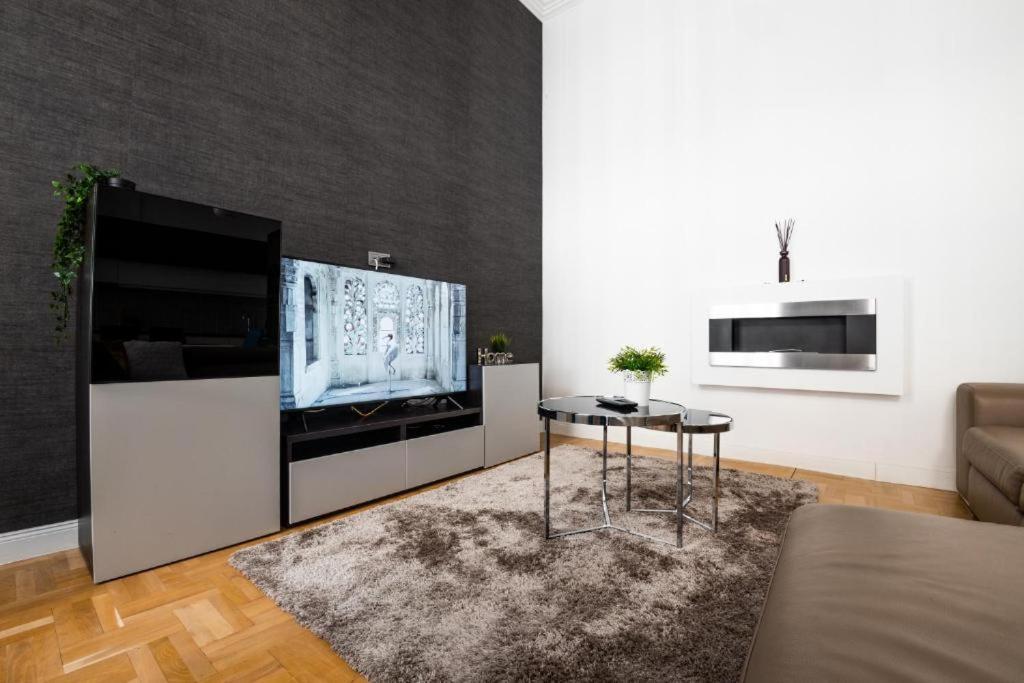 Deluxe Quentin Home Next To The Fashion Street Будапеща Екстериор снимка